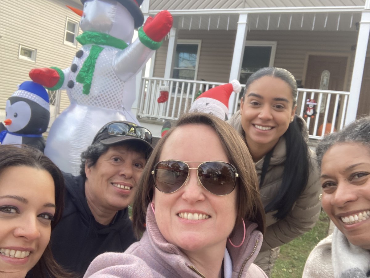 Chilly chat with one of our favorite family workers ⛄
#FamilyEngagement #Relationships #ECE
#mixeddelivery #parentinvolvement #TrinLuthSchool @BogotaPublic