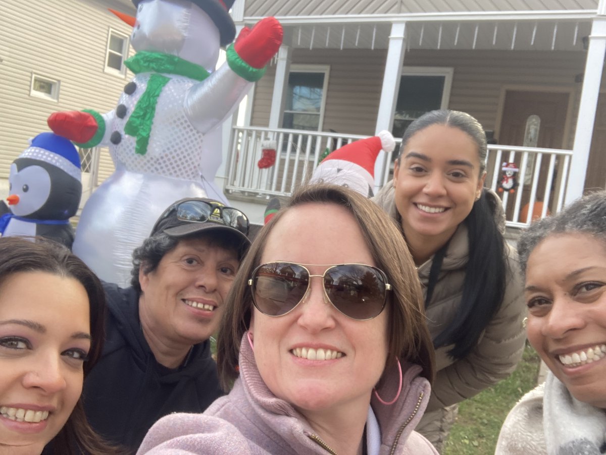 Bogotapreschool's tweet photo. Chilly chat with one of our favorite family workers ⛄
#FamilyEngagement #Relationships #ECE
#mixeddelivery #parentinvolvement #TrinLuthSchool @BogotaPublic https://t.co/74rPyoo8c9