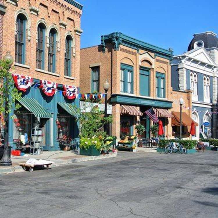 the_transit_guy's tweet photo. Gilmore Girls has done more to promote walkable urbanism than any other form of media this century tbh. Viewers love it but of course policymakers have made it nearly illegal. https://t.co/J1wqACL3xy