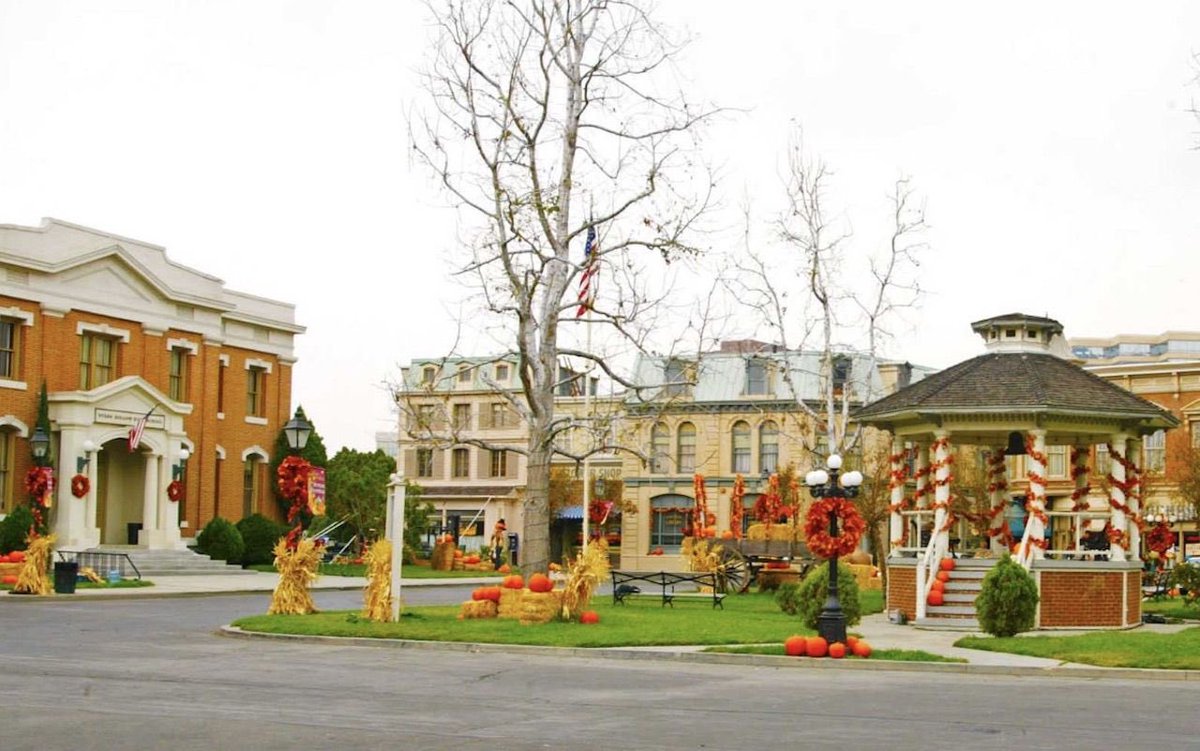 the_transit_guy's tweet photo. Gilmore Girls has done more to promote walkable urbanism than any other form of media this century tbh. Viewers love it but of course policymakers have made it nearly illegal. https://t.co/J1wqACL3xy
