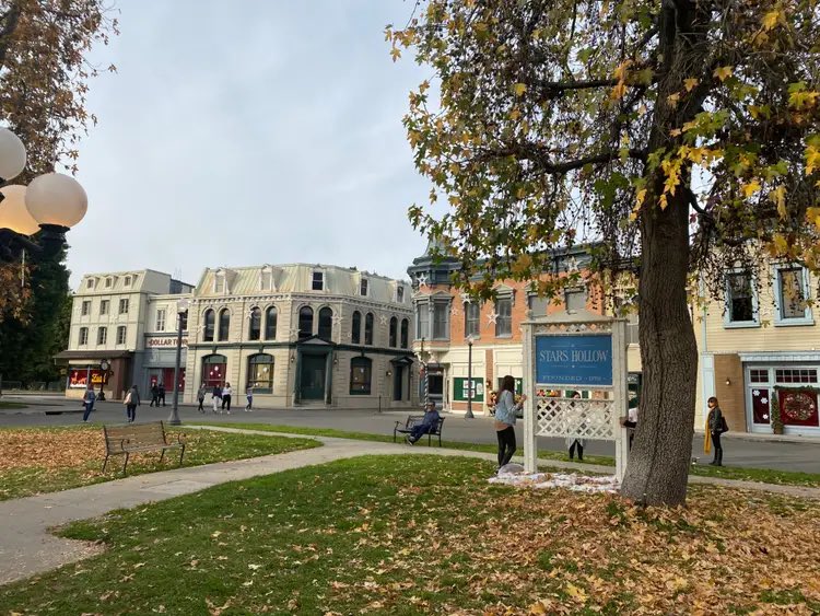 the_transit_guy's tweet photo. Gilmore Girls has done more to promote walkable urbanism than any other form of media this century tbh. Viewers love it but of course policymakers have made it nearly illegal. https://t.co/J1wqACL3xy