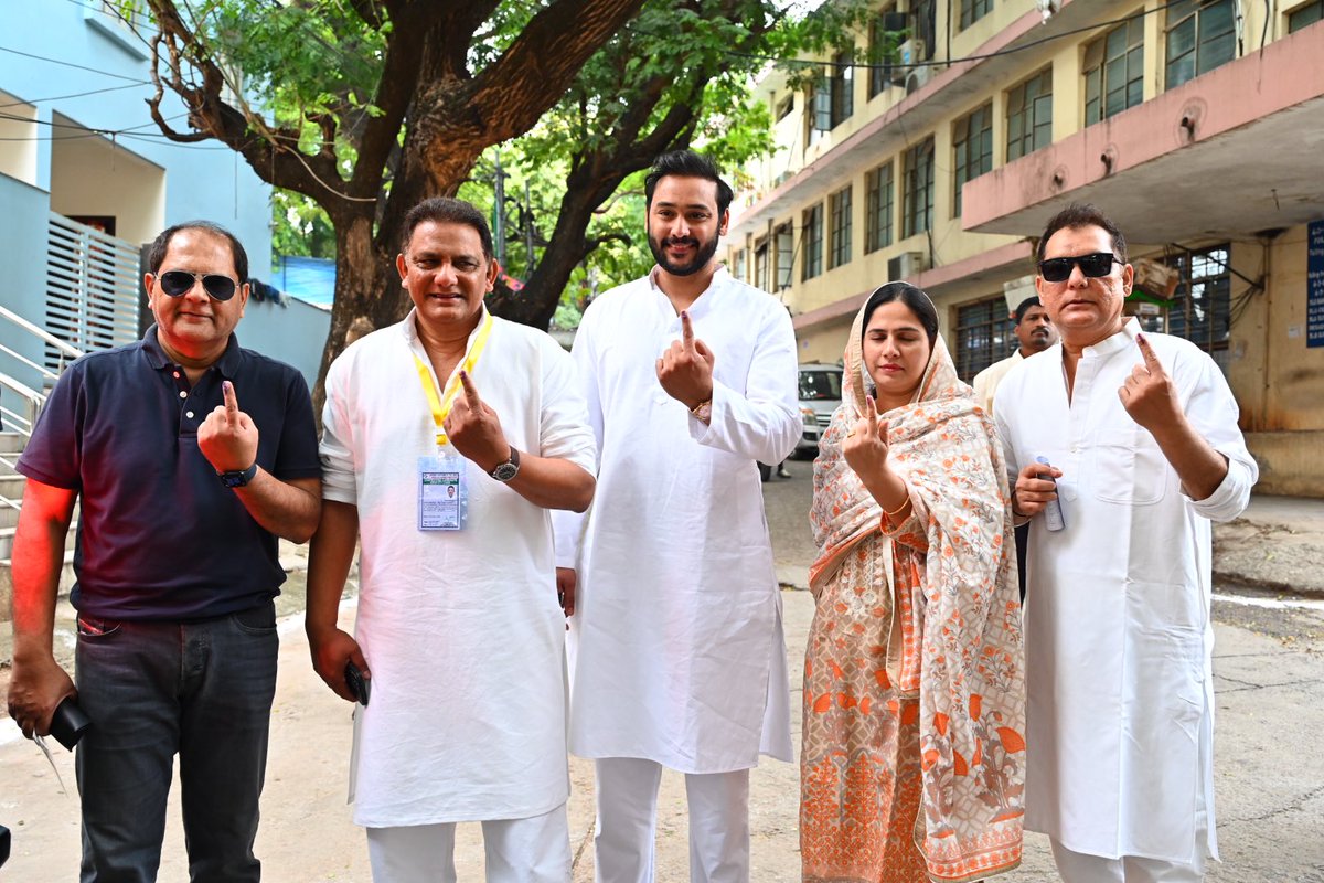NAVEENYADAVINC's tweet image. Azharuddin 𝗖𝗮𝘀𝘁𝗲𝗱 𝗵𝗶𝘀 𝗩𝗼𝘁𝗲

JubileeHills Congress candidate Azharuddin Casted his vote.

#ByeByeKCR #VoteForHand @azharflicks