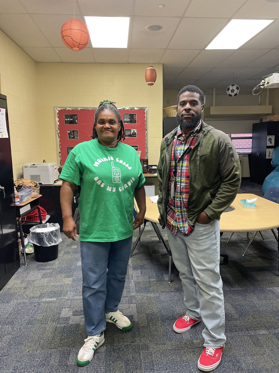 muellerusd259's tweet photo. Red and green Day! #muellers12daysofChristmas https://t.co/bw2r7qaQTf
