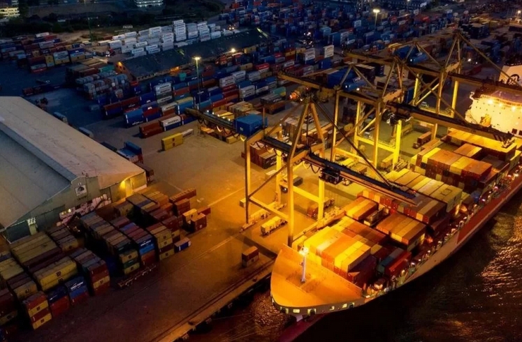 MOÇAMBIQUE
Directora da Autoridade do Porto de Maputo anuncia planos de expansão e melhorias na eficiência operacional

arquivo.aplop.org/sartigo/index.…