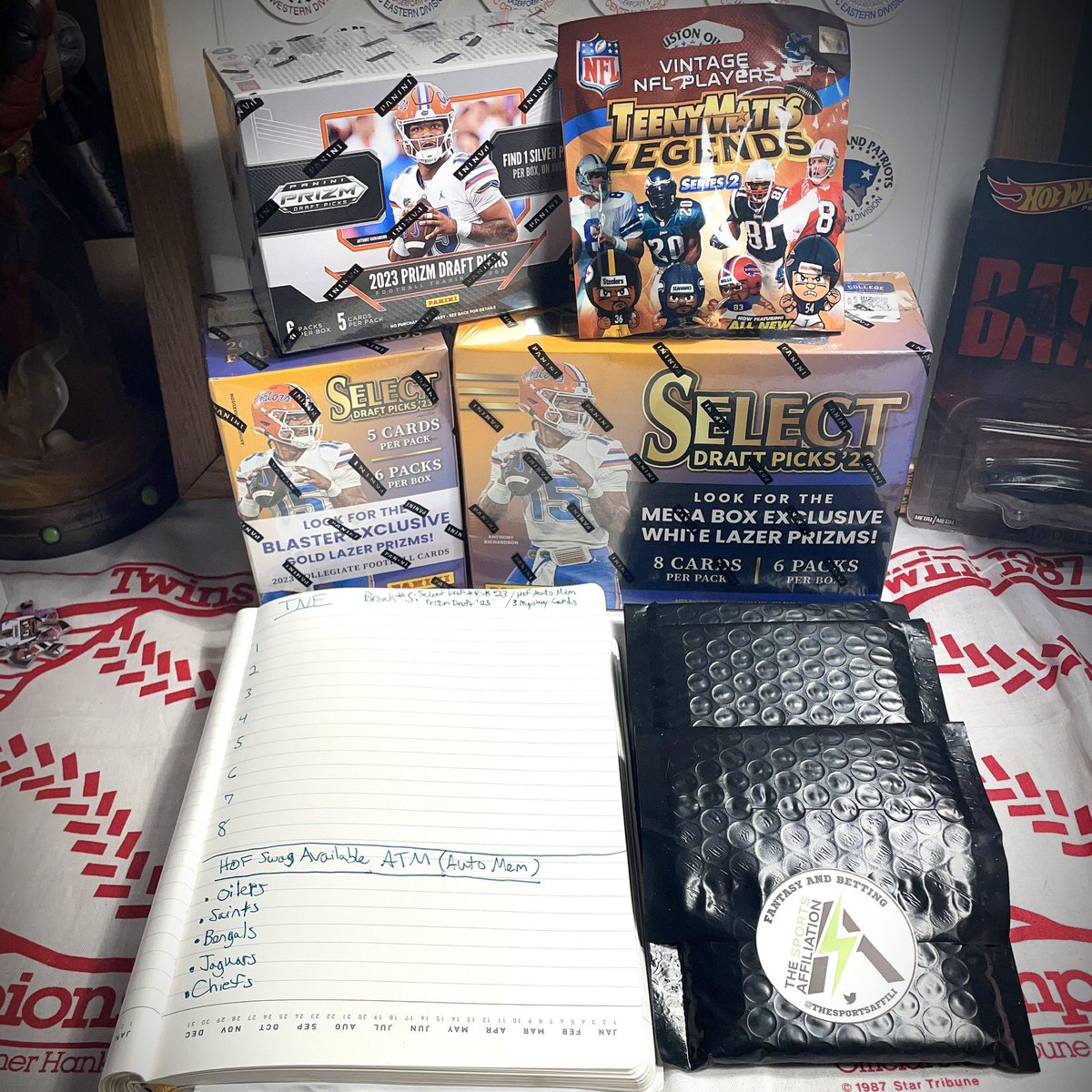 JCMoneyDesign's tweet image. Let’s get this filled for #TNF Seahawks/Cowboys game.
8 spots
$45 per spot($40 per extra spot)

Included in Break:
•1 Select Draft Picks ‘23 Mega Box &amp;amp; 1 Blaster
•1 Prizm ‘23 Draft Picks Blaster
•1 MYSTERY Auto Jersey, Football or Mini Helmet(🦆Race)
•3 MYSTERY CARDS(🦆Race)