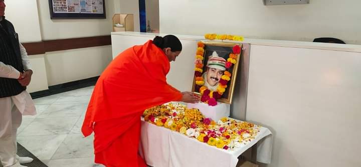 #स्वदेशी_के_प्रखर_प्रवक्ता, राष्ट्रनिष्ठ चिंतक, #राजीव_दीक्षित जी
की जयंती व पुण्यतिथि पर हम  #पतंजलि_परिवार की ओर से श्रद्धापूर्वक स्मरण करते हैं।
पूज्य <a href="/yogrishiramdev/">स्वामी रामदेव</a> जी के 
निर्देशन में #भारत_स्वाभिमान के सिद्धांतों को प्रसारित करने में उनके योगदान को भुलाया नहीं जा सकता