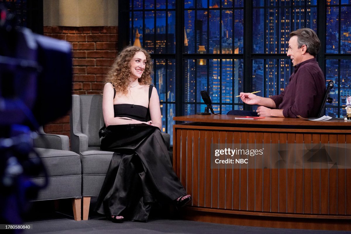 MicaelaSource's tweet photo. Micaela for Late Night with Seth Meyers 🖤 🦢 ✨ https://t.co/1cI0UyesvO