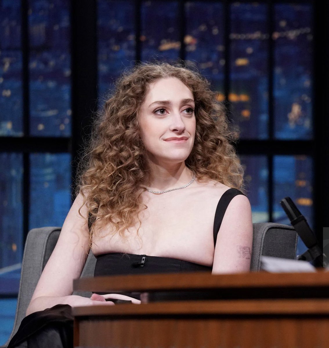 MicaelaSource's tweet photo. Micaela for Late Night with Seth Meyers 🖤 🦢 ✨ https://t.co/1cI0UyesvO