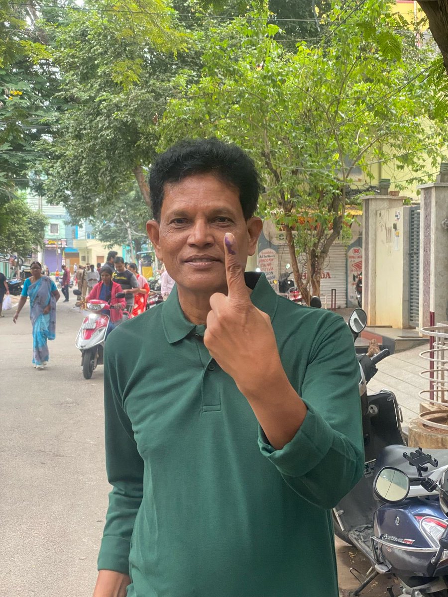 Murali_IASretd's tweet photo. అందరం ఓటు వేద్దాం , తెలంగాణ ను గెలిపించుకుందాం. ప్రజాస్వామ్యాన్ని కాపాడుదాం. 
మీరు కూడా పోలింగ్ బూత్ కి వెళ్ళండి ఓటు వెయ్యండి https://t.co/XTKr4FS6YQ
