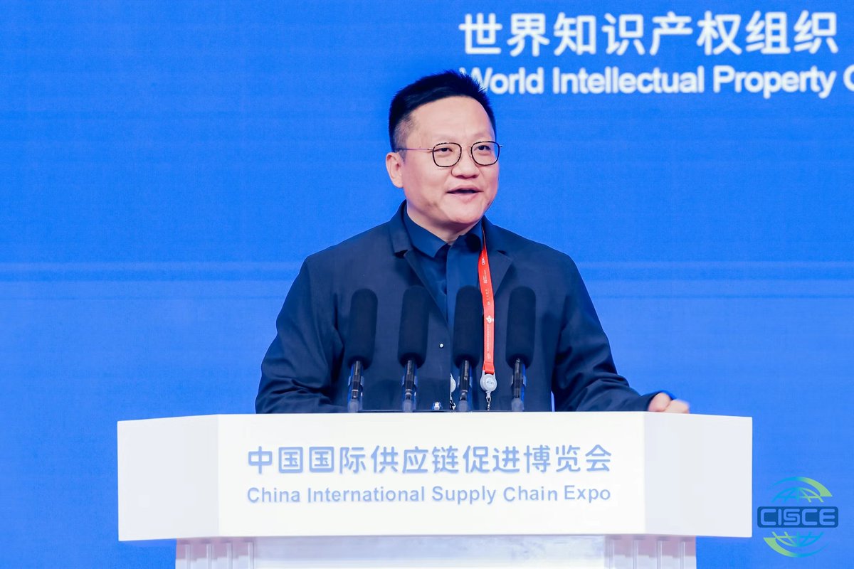 TheBgiGroup's tweet photo. Dr. Yin Ye, CEO and Executive Director of #BGI_Group, delivered a keynote speech highlighting BGI’s contribution to the rapid development in global genomics at the first #CISCE on Nov 29th. https://t.co/2vRTI4d9l9 https://t.co/Hv6A7zoa7j