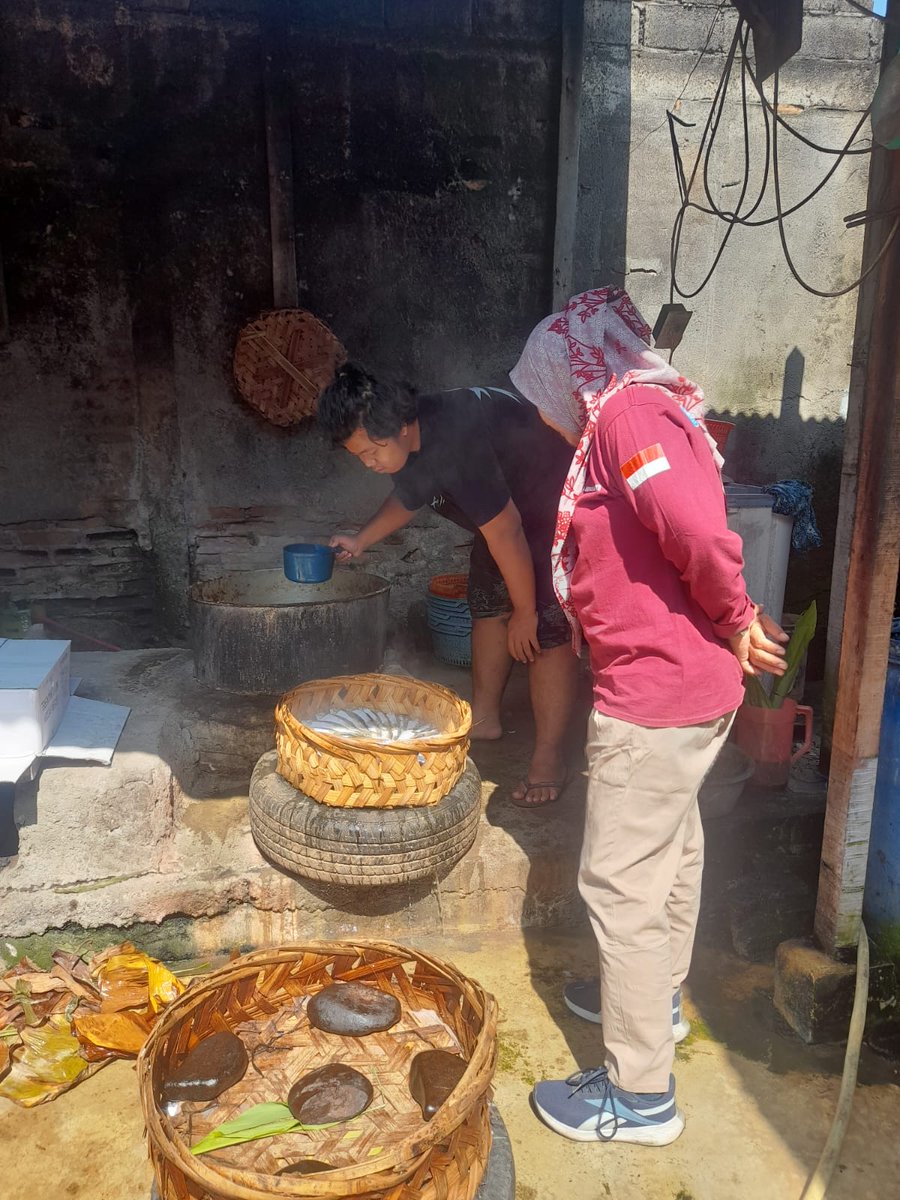 NKabinawati's tweet photo. Senin, 9 Okt 2023, Nurul Kabinawati Luhkan Kab. Deli Serdang melakukan pendataan produksi harian pemindangan ikan sebanyak 280 kg ikan di  Poklahsar Gembung Rebus Mandiri desa Medan Krio Kec. sunggal. 
#giatLuhkanBP3 
@puslatluhkp https://t.co/qCzDcEV1WY