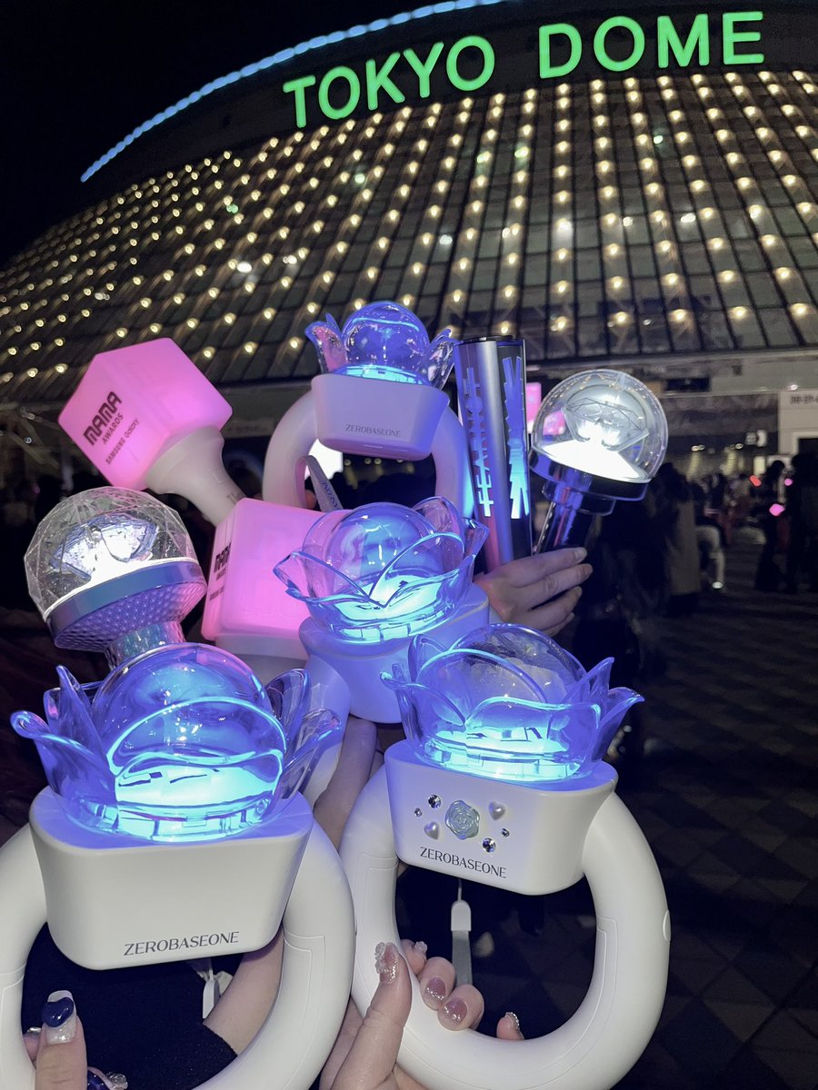 skmt_710's tweet photo. ♡MAMA AWARDS 2023♡

zb1、zerose 정말 축하해🌹✨

席に着いたら隣、後ろのARMYさんにペンライト可愛いどこのグループ？って聞いてもらえてペンライトの写真撮ってもいい？って写真撮ってもらえたり、新人賞受賞したときもおめでとう〜！って一緒に喜んでくれたり…
本当にわたし、幸せでしたㅠㅠ https://t.co/HmVPzFnFR7