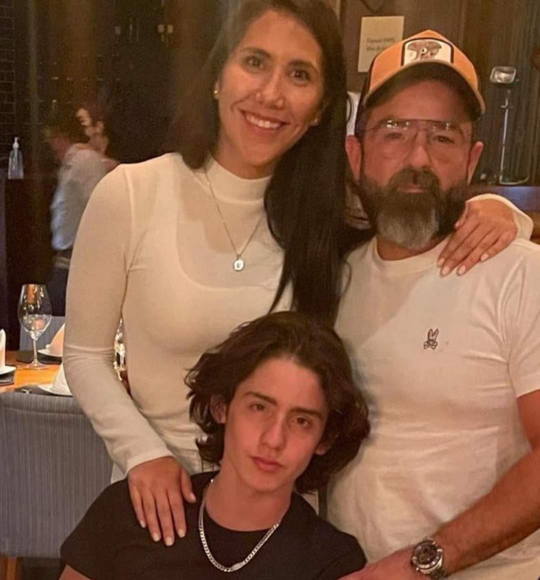 soypradou's tweet photo. 🚨INTERNET NO OLVIDA🚨
Ya se ha viralizado mucho acerca de la familia Pereyra y el Junior de Lomas de Angelopolis . Sabemos que el hogar es la base de la sociedad y un hogar donde la mamá golpea, el esposo agrede y sus negocios sucios, obvio su hijo Patricio Pereyra + https://t.co/sEhZyud7eX