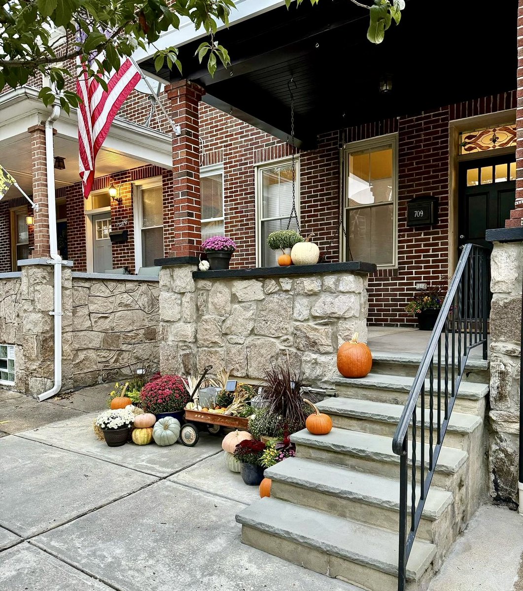 An appreciation post for the beautiful #fall stoops of #charmcity 🎃🍁 Can't wait to see what the next season holds ❄️ 📸: akeitty_inthecity. #brewershill #baltimore #bmore #mybmore #citylife #cityliving