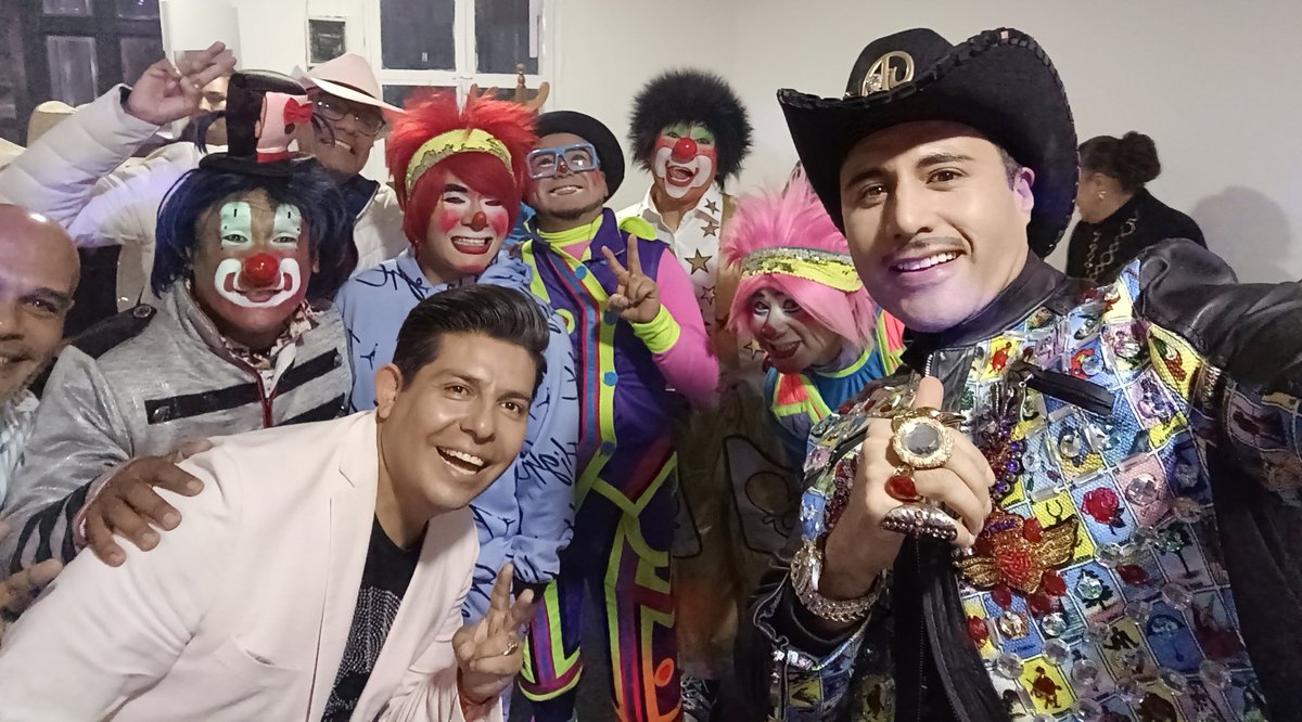 Junto a grandes expositores de la comedia en México, en la inauguración de la Fonda de Huarachín y Huarachón en Pachuca, Hidalgo.