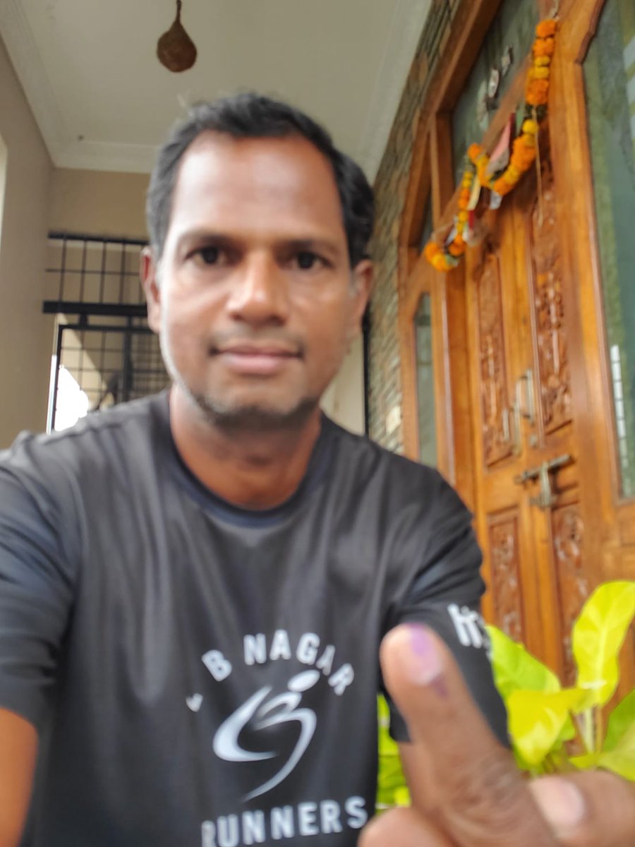 ActivistAnkam's tweet photo. #IWalkedtoVote
Great arrangements by @CEO_Telangana
@ECISVEEP. But, cell phones are not allowed inside. This is OK but must provide facility 2 deposit cell phones #Inconvinience
#LetsVote #NoVoteNoRight
#TelanganaAssemblyElections2023 #TelanganaElections2023 #TelanganaElections https://t.co/A9s9LYMqO8