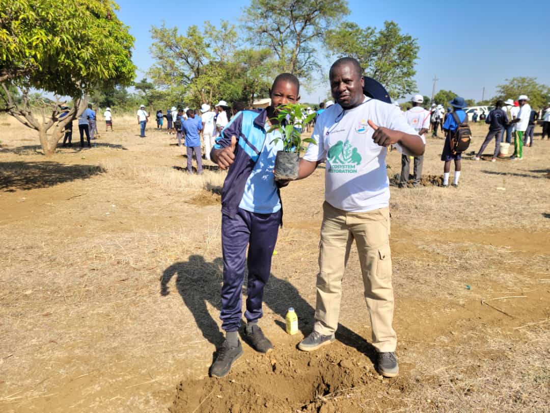 ZrcsRed's tweet photo. Building Communities Together -@ZrcsRed Midlands partnered @fote_zim Walkathon in Gokwe raising awareness on importance of growing trees to mitigate climate change effects. 700+ trees were planted at schools &amp; health centers. 
Trees were also planted at Gomo School, Chiwundura https://t.co/nw4tB0ZAVL