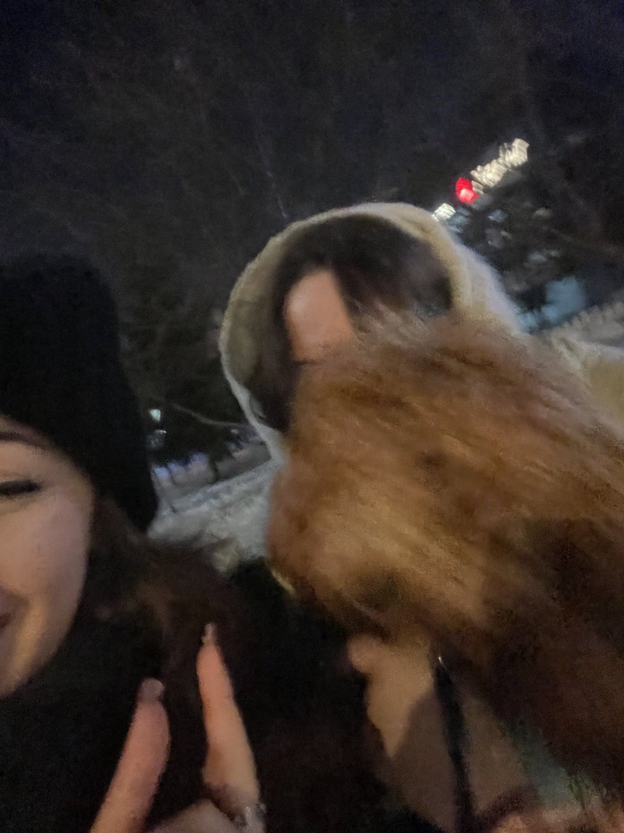 17gyuplace's tweet photo. мы кстати встретились в первый же день уже смотрели вместе концерт бантан пили и смотрели биндеры друг друга и каждый день видимся гуляем и болтаем. моя любовь https://t.co/sRB4J3SzhT