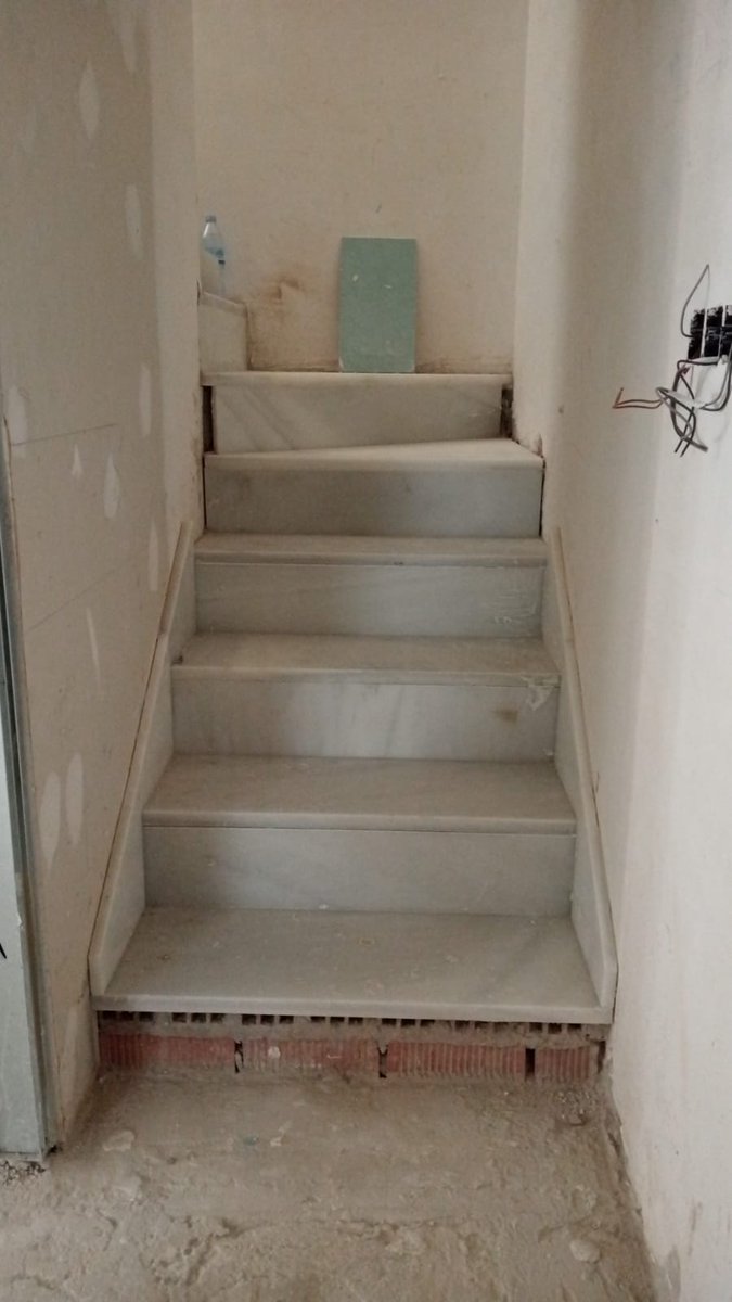 Hola buenos días!!!
Hoy inicio de los revestimientos de las escaleras interiores en mármol, para realizar 6 apartamentos, una rehabilitación de un edificio en la calle Castellar en el Casco Histórico de Sevilla.
#construccion #rehabilitacion #obranueva #obras #reforma #soluciones