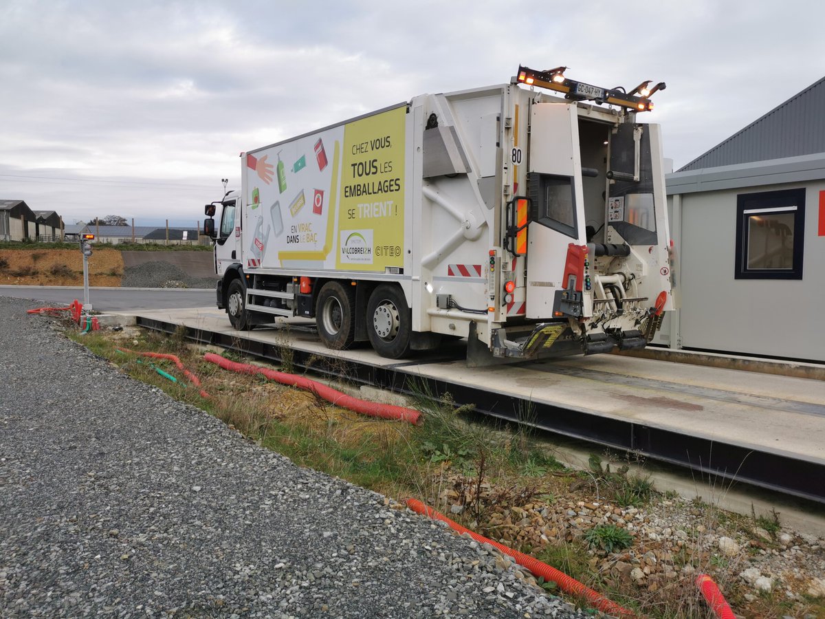 En direct de la collecte des #biodéchets auprès des cantines scolaires du territoire. 
Arrivée du camion benne au GAEC du Champ Fleury à Liffré où ce jeudi 3,5 tonnes de déchets alimentaires seront valorisés.