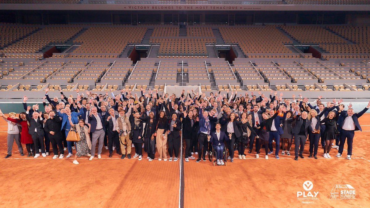 pl4y's tweet photo. Version fun 😜 / Version sérieuse 🙂 Laquelle préférez-vous ? Deux photos qui résument parfaitement l'ambiance de mardi soir lors de la 11ème édition du #GalaPLAY organisé au Stade Roland-Garros. Merci aux 150 participants pour leur engagement à nos côtés🙏 https://t.co/sttYFKdBqT