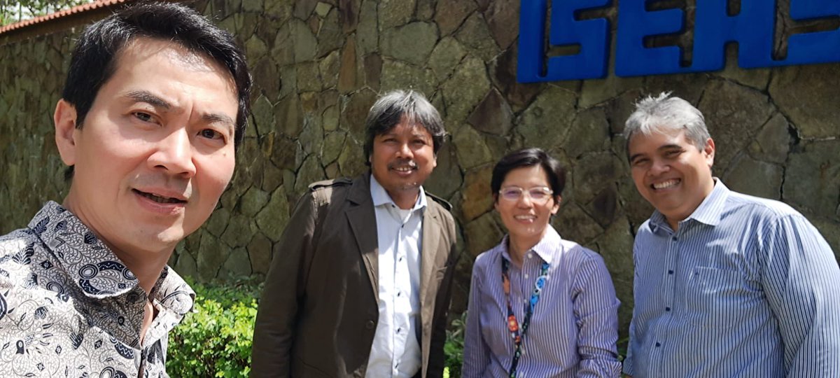 When our Fellows <a href="/yanuarnugroho/">Yanuar Nugroho</a> + <a href="/syafiqhasyim_de/">syafiq hasyim</a> come a-visiting, we take the requisite "ISEAS photo" outside our front garden. <a href="/uiiiofficial/">Universitas Islam Internasional Indonesia</a> represent.