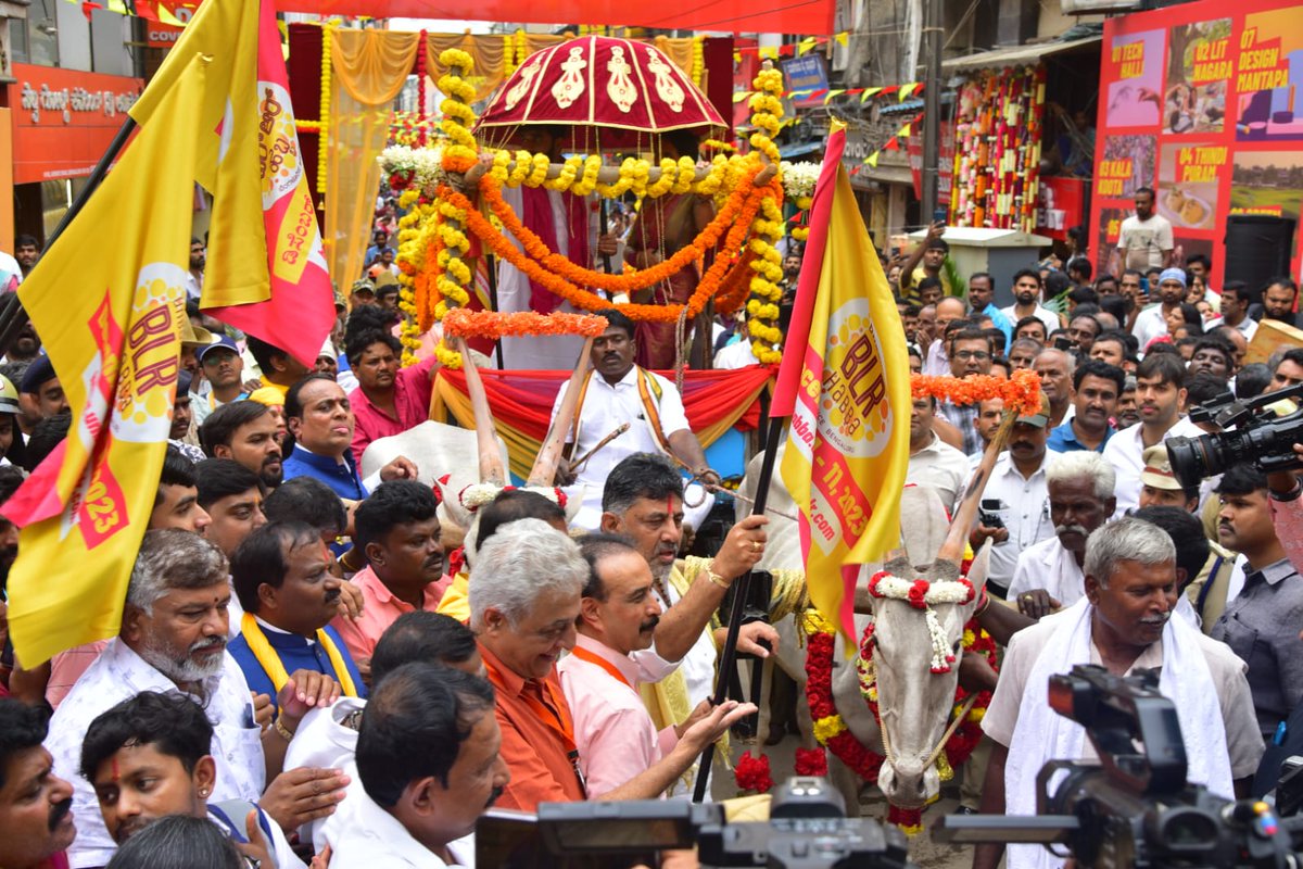 Sudarshn_chakra's tweet image. ಅನ್ ಬಾಕ್ಸ್ ಬೆಂಗಳೂರು ಹಬ್ಬದ ಉದ್ಘಾಟನೆ @UnboxingBlr ಪ್ರಯುಕ್ತ ಬೆಂಗಳೂರು ನಗರ ನಿರ್ಮಾಣಕ್ಕೆ ಕೆಂಪೇಗೌಡರು ಅಡಿಗಲ್ಲು ಹಾಕಿದ ಸ್ಥಳ, ಶ್ರಮ, ಅನುಸರಿಸಿದ ವಿಧಾನಗಳ ಬಗ್ಗೆ  ಬೆಂಗಳೂರು ನಿರ್ಮಾಣದ ದಂತಕಥೆಯನ್ನು ಮರುಸೃಷ್ಟಿಸಲಾಯಿತು. ಉಪಮುಖ್ಯಮಂತ್ರಿ @DKShivakumar,@BBMPCOMM ಪಾಲ್ಗೊಂಡಿದ್ದರು.
#UBHAHABBA #UBH2023
#BBMPCares