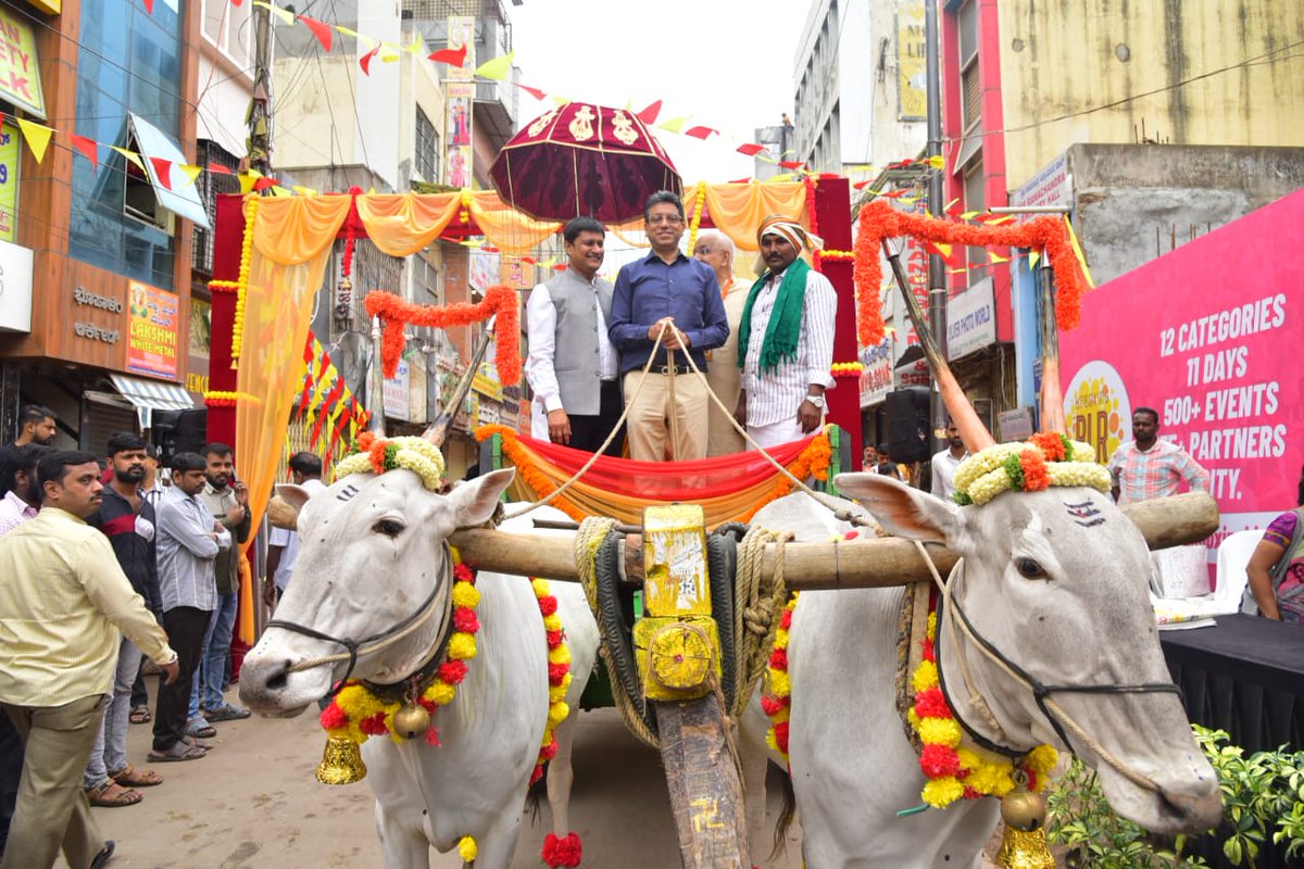 Sudarshn_chakra's tweet image. ಅನ್ ಬಾಕ್ಸ್ ಬೆಂಗಳೂರು ಹಬ್ಬದ ಉದ್ಘಾಟನೆ @UnboxingBlr ಪ್ರಯುಕ್ತ ಬೆಂಗಳೂರು ನಗರ ನಿರ್ಮಾಣಕ್ಕೆ ಕೆಂಪೇಗೌಡರು ಅಡಿಗಲ್ಲು ಹಾಕಿದ ಸ್ಥಳ, ಶ್ರಮ, ಅನುಸರಿಸಿದ ವಿಧಾನಗಳ ಬಗ್ಗೆ  ಬೆಂಗಳೂರು ನಿರ್ಮಾಣದ ದಂತಕಥೆಯನ್ನು ಮರುಸೃಷ್ಟಿಸಲಾಯಿತು. ಉಪಮುಖ್ಯಮಂತ್ರಿ @DKShivakumar,@BBMPCOMM ಪಾಲ್ಗೊಂಡಿದ್ದರು.
#UBHAHABBA #UBH2023
#BBMPCares