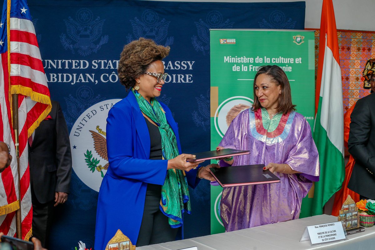 FRemarck13's tweet photo. 1)Hier avec @USEmbAbidjan #JessicaDavis nous avons signé un protocole d'accord important pour la préservation des mosquées de style Soudanais du Septentrion de #CIV225 . Mme l'Ambassadeur : nos sincères remerciements. C'est un appui important pour le @MINCF_CI #feuillederoute https://t.co/O5GHqIQc9V