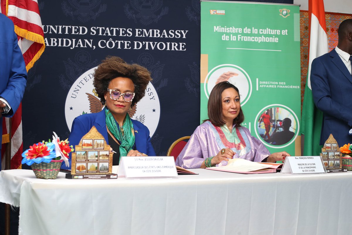 FRemarck13's tweet photo. 1)Hier avec @USEmbAbidjan #JessicaDavis nous avons signé un protocole d'accord important pour la préservation des mosquées de style Soudanais du Septentrion de #CIV225 . Mme l'Ambassadeur : nos sincères remerciements. C'est un appui important pour le @MINCF_CI #feuillederoute https://t.co/O5GHqIQc9V
