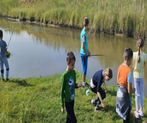 ObrazovanjeOrg's tweet photo. 🐟Želje đaka naše učiteljice Marice su se ispunile, a to je odlazak na pecanje sa njom. Učenici starijih razreda su pokazali mlađim kako se peca.... Došli su spremni sa štapovima, hranom i crvićima, kaže Marica Meljanac iz #NARNSobrazovanje Kluba roditelja i nastavnika Sečanj🌾🦆 https://t.co/iiTjv1bnPp