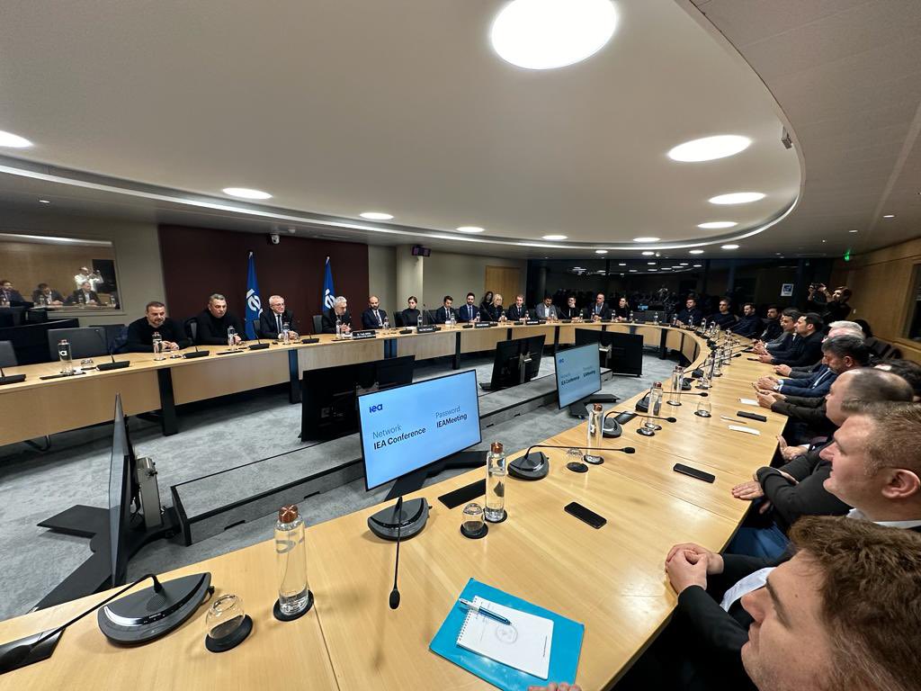 Dünya Enerji Ajansı <a href="/EIAgov/">EIA</a> Başkanı Sn <a href="/fbirol/">Fatih Birol</a> Paris de bulunan <a href="/TCEnerji/">T.C. Enerji ve Tabii Kaynaklar Bakanlığı</a> , <a href="/EPDK_/">EPDK</a> <a href="/gazbir_/">GAZBİR</a> ve <a href="/ElderBilgi/">Elder</a> heyetlerini ağırladı. Enerji Ajansı kadrolarını tanıttı ve çalışmaları anlattı.