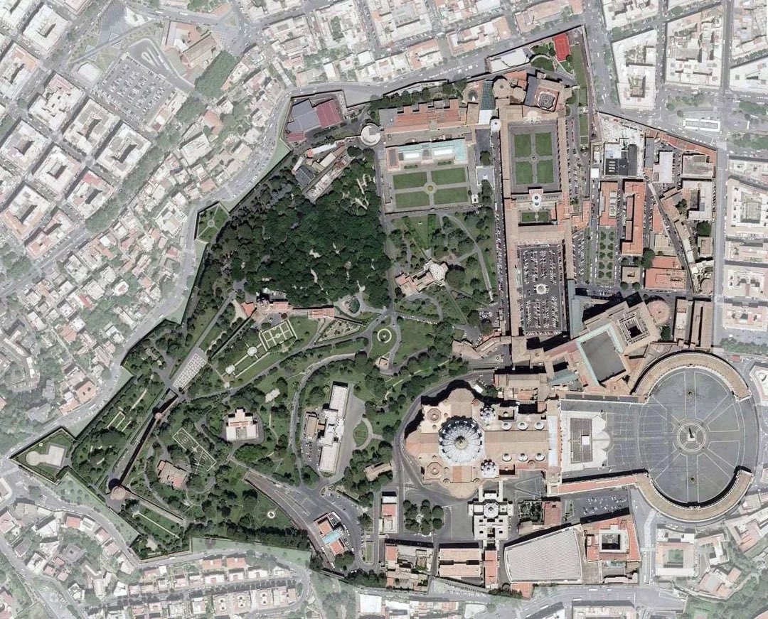 xruiztru's tweet photo. Satellite map of Vatican City 🇻🇦

By far the smallest country in the world, the Vatican can be crossed in about 10 minutes on foot and measures less than one square kilometre. https://t.co/WbTkZXFXQZ