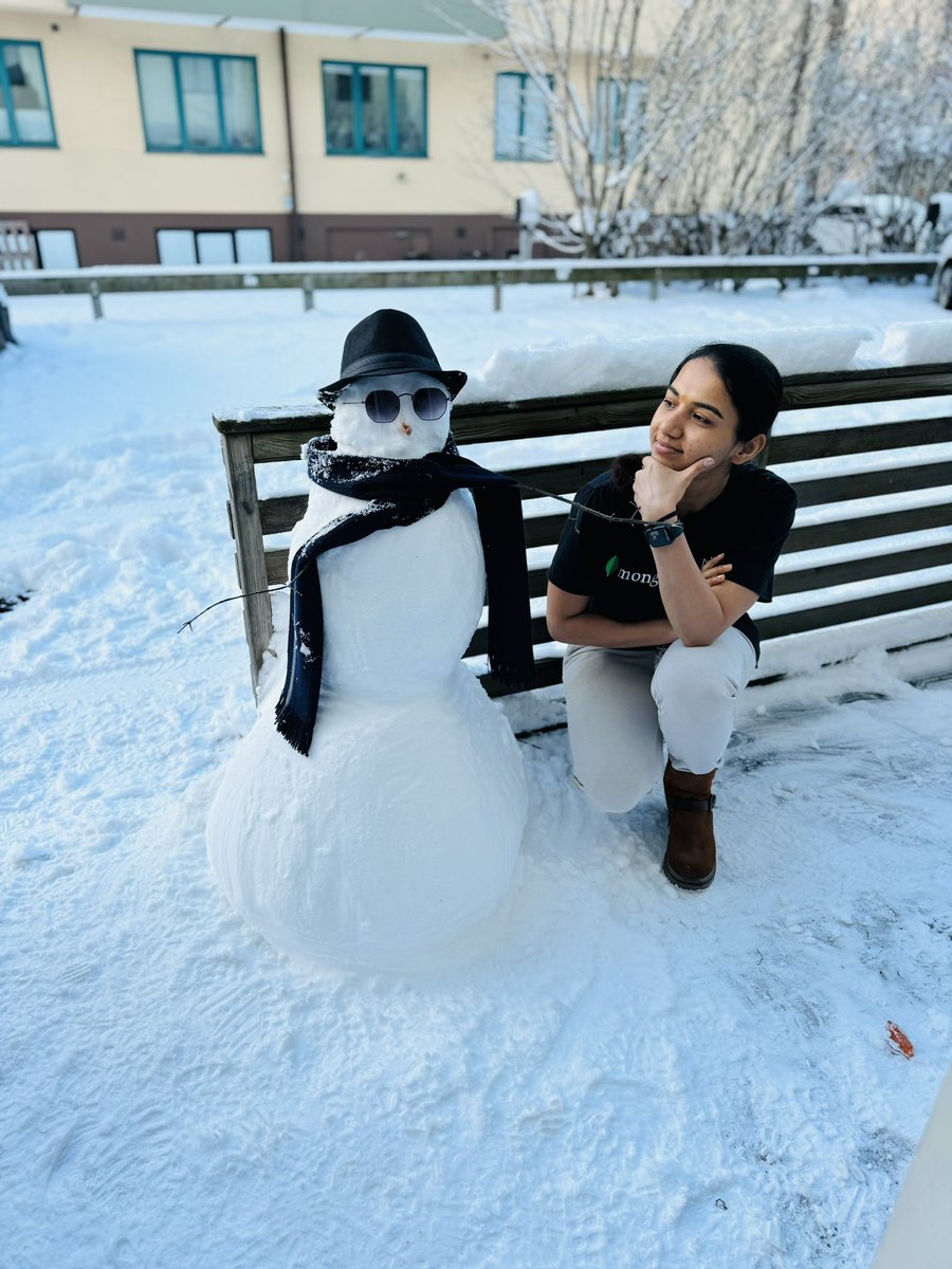 chitrarchitect's tweet photo. Our detective Snowman 😎

How’s it🤩

#snowman #Stockholm #WinterWonderland https://t.co/JX7cFsohqq