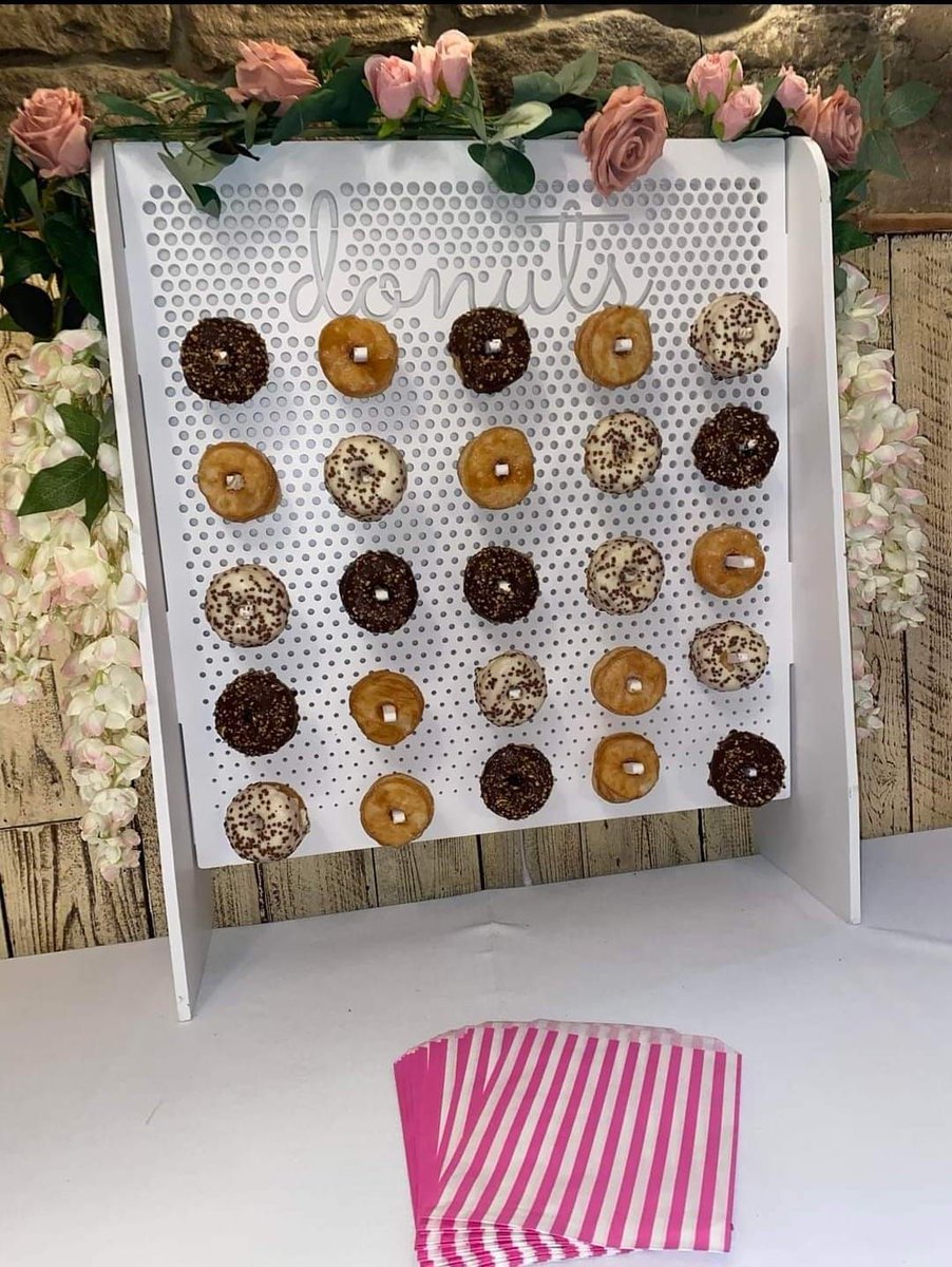 😋 A donut wall is a delicious way to keep those sugar levels high & the dancefloor full at your wedding reception! This one from Premier Ents And Events looks simply gorgeous too! 🍩 

thecompleteweddingdirectory.co.uk/PremierEntsAnd…

#eventstyling #weddingprophire #weddingentertainment #donutwall