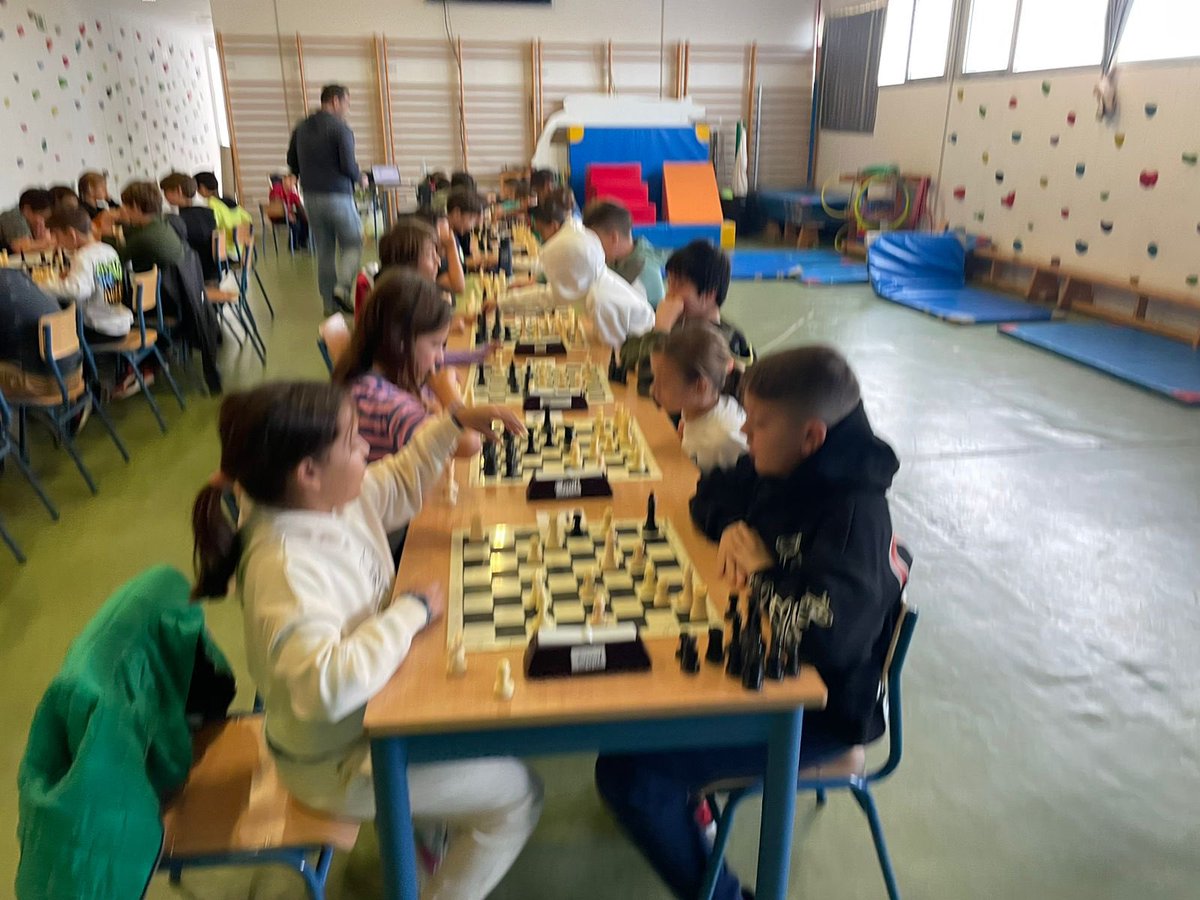 Durante la mañana de ayer tuvo lugar la primera selección del Torneo escolar de Ajedrez. Como podéis comprobar, la participación fue bastante notable y numerosa. Agradecemos a Paco Ligero y al Club de Ajedrez Conil por su interés y dedicación con este deporte en los más pequeños.