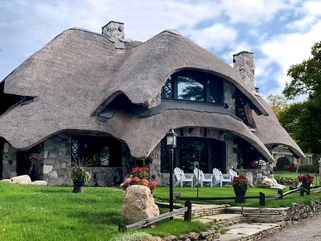 This is modern thatched roof in Europe.

That which they made you reject, is what they love to uphold.

The only failure from us is assuming that everything foreign is superior.
#SlaveMentality
#maazidibia