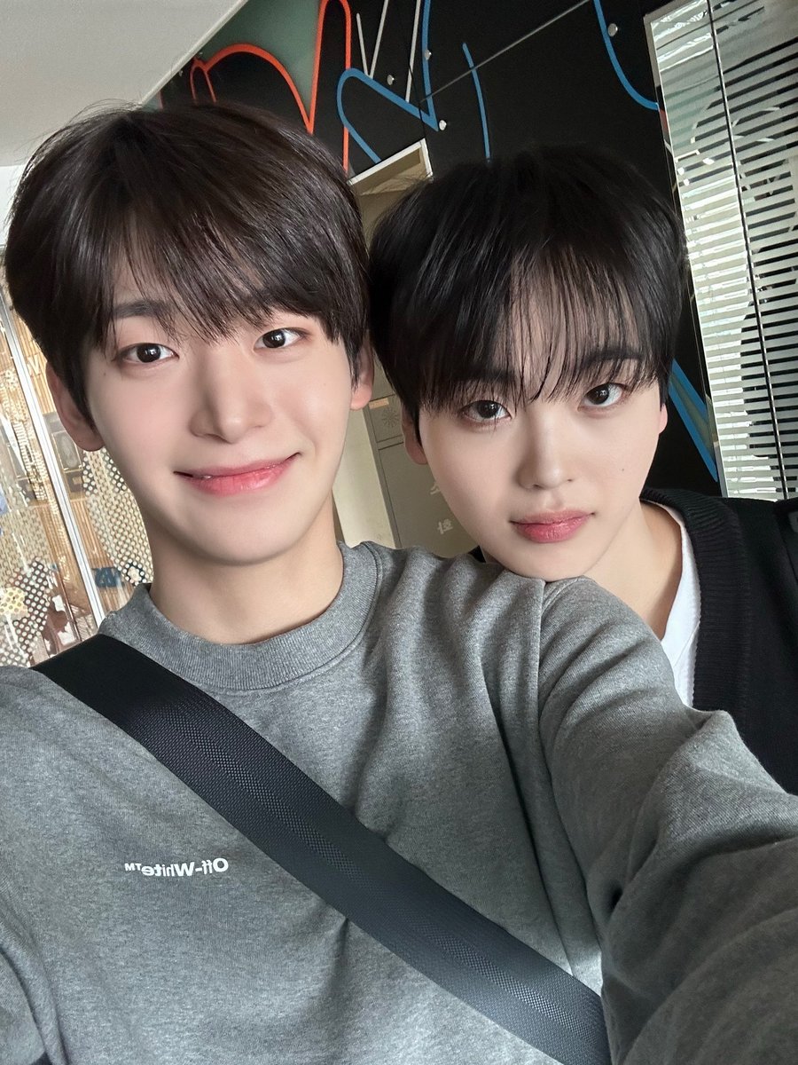 이건 그냥 귀여워서😀
#형준 #정모 #크래비티 #러비티
#HAPPYHYEONGJUNDAY
#형준이의_동글한_탄생일