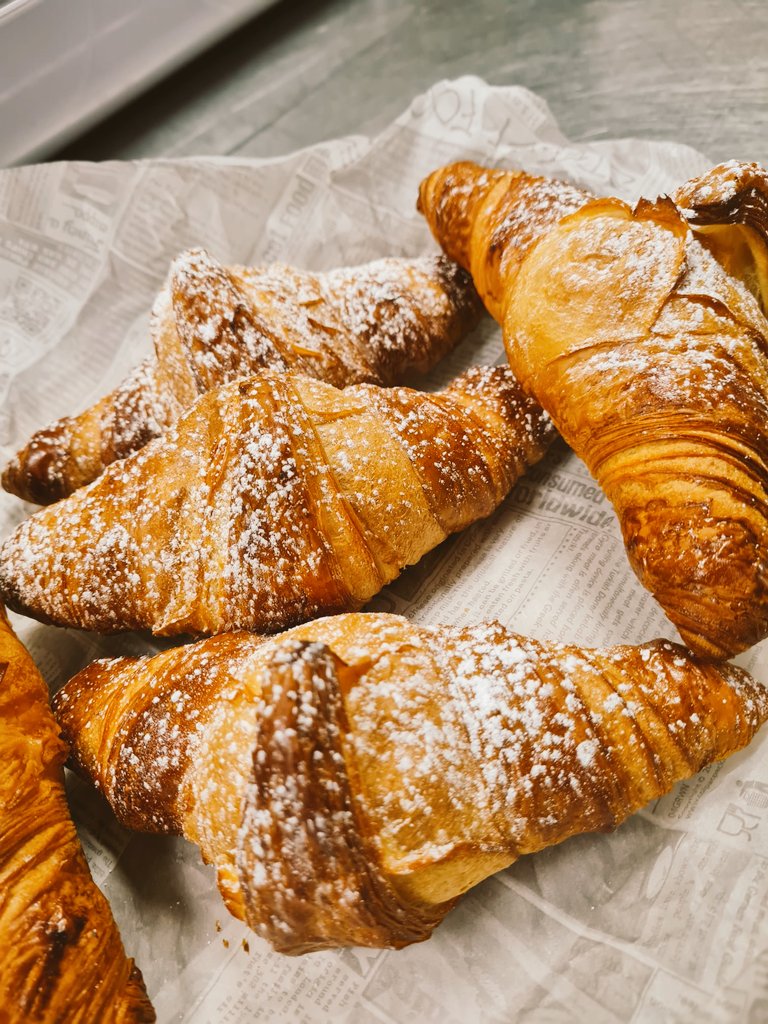 The chefs 👨‍🍳👩‍🍳 have made some tasty treats 🥐 #ToGo this morning. Add one to your morning #brew 🫖 in #Fontanella #EatwellRestaurant #BaristaAndBaker #GreenParrot 🏨#LGI #SJUH #WDH #SCH #CAH #Leeds #NHSDiscount #BreakfastClub #CoffeeTime #CoffeLover #BrewCrew #TheLeedsWay #NHS