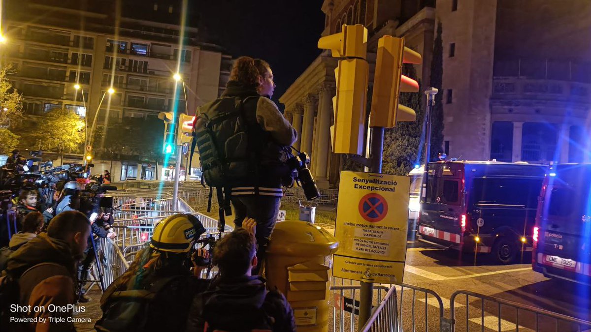 <a href="/mossos/">Mossos</a> fa impossible la feina dels i les fotoperiodistes que tracten d'informar del desallotjament del Kubo i la Ruïna. Aquestes fotos de <a href="/xavihurta/">Xavi Hurtado</a> mostren la barrera visual que impedia, aquesta matinada,  la presa d'imatges (fil 👇)