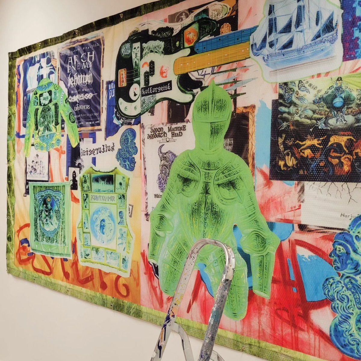 Installing 'Kulturgeist' <a href="/VapaaKaupunki/">Vapaa Kaupunki</a> Helsinki. 

Opens Thursday 30.11.23 17.00-19.00
Vapaakaupunki galleria, Kalasatama, Helsinki. 
Show continues until 31.12.23.

#helsinkiexhibition 
#contemporarypainting 
#kulturgeist 
#bannerartwork
#heavymetalarmour