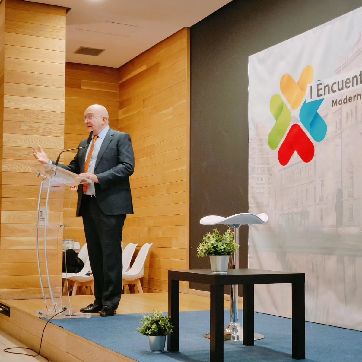 El Excmo. Alcalde Jesús Julio Carnero García inaugura el I Encuentro Nacional de Gestión Pública en Valladolid. Le acompaña en la inauguración, el Director de NUTCO, Enrique Fernández Delgado. @AyuntamientoVLL #nutco #gestionpublica #encuentronutco #encuentronacional