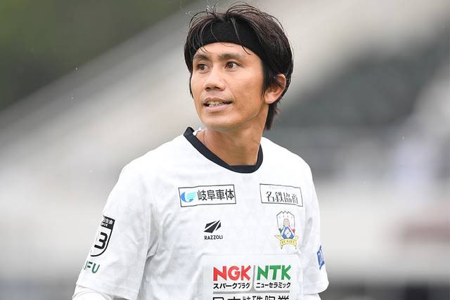 【Jリーグ】
2023年
現役引退選手一覧

GK
クォン・スンテ(鹿島)
林卓人(広島)
八田直樹(磐田)
増田卓也(熊本)
南雄太(大宮)

DF
石井秀典(徳島)
太田宏介(町田)
岩本知幸(FC大阪)

MF
小野伸二(札幌)
岡﨑建哉(山形)
篠原友哉(千葉)
田中裕人(秋田)
森俊介(奈良)
柏木陽介(岐阜)
内薗大貴(宮崎)

FW…