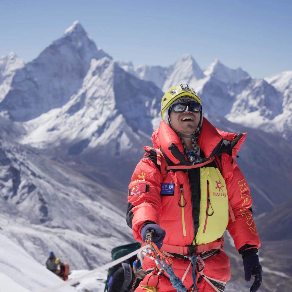 ShanghaiEye's tweet image. Despite losing his sight completely at 21, Zhang Hong in 2021 summited Mount ⛰️#Qomolangma to become Asia&apos;s first blind climber to scale the world&apos;s highest peak.