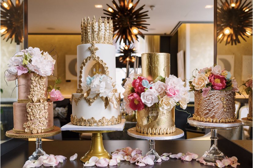 lizcakeemporium's tweet image. Gold leaf #weddingcakes with #sugarflowers