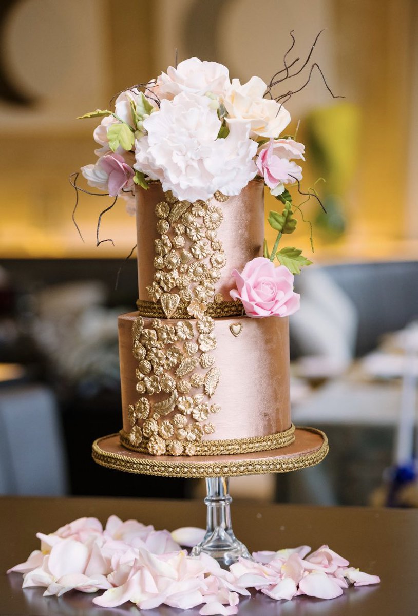 lizcakeemporium's tweet image. Gold leaf #weddingcakes with #sugarflowers