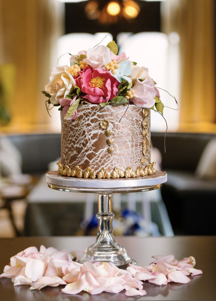 lizcakeemporium's tweet image. Gold leaf #weddingcakes with #sugarflowers