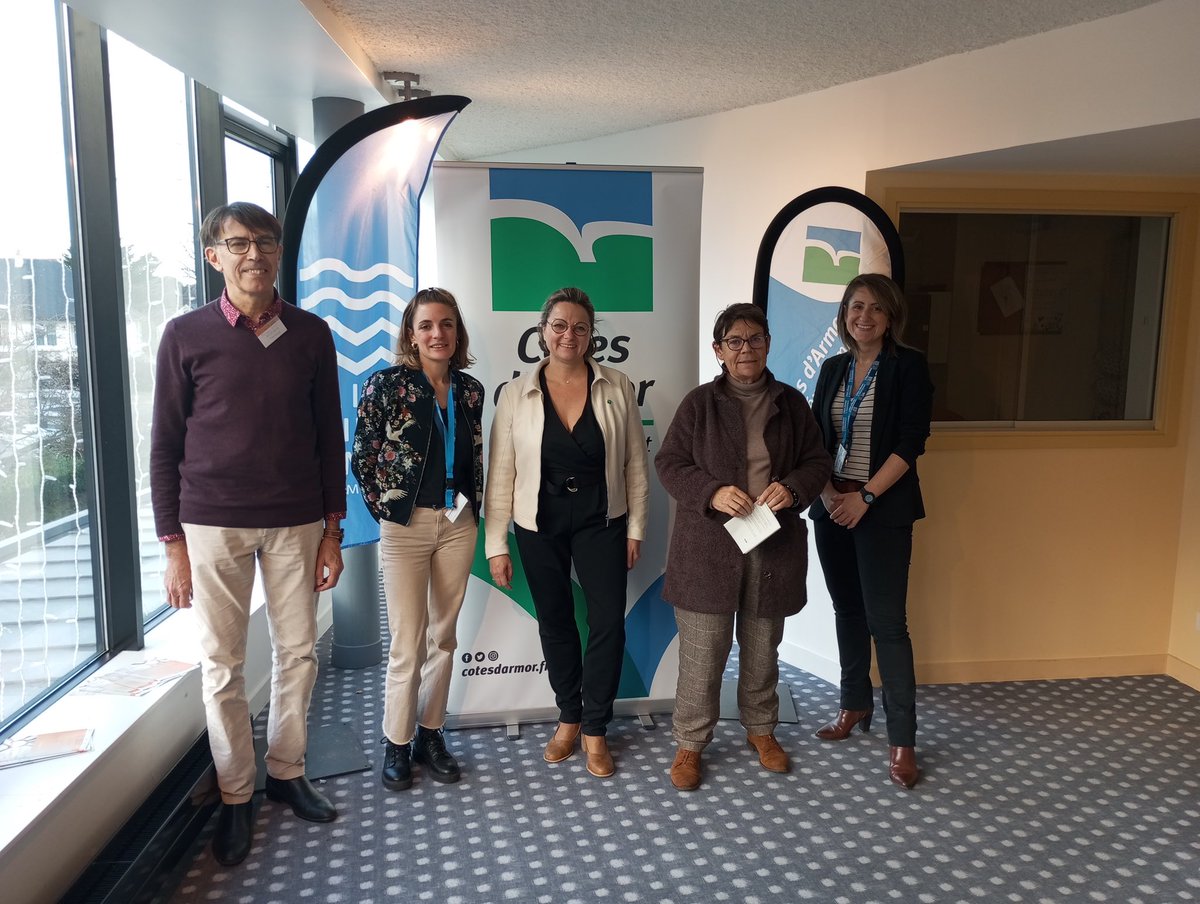 Lisa_Thomas3's tweet photo. 1er forum des #solidarités organisé par la MDD de St Brieuc, à Hillion. 36 structures des solidarités, 17 conférences, témoignage du grand témoin.
#Interconnaissance, culture commune, Accessibilité des dispositifs… une belle réussite ! @cotesdarmor22 @StBrieucAgglo https://t.co/QoywXSSsNp