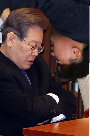 대표니임. . .
김용 구소옥. . .