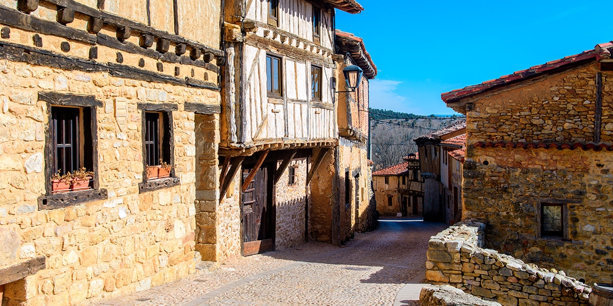 EspanaEnLatam's tweet image. ¿Quieres descubrir uno de los pueblos más bonitos de #Soria? 😍

Hoy te llevamos por #Calatañazor... ⬇️ Aquí encontrarás preciosas callejuelas que te llevarán de viaje por la España medieval... 🧡

👉 bit.ly/3s6Eocz

#VisitSpain #SpainRuralTourism @CyLesVida